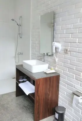 Üç Kişilik Oda, Havuz Manzaralı