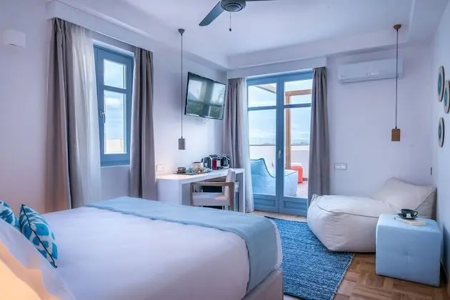 Junior Tek Büyük Yataklı Oda, Havuz Kullanımı, Deniz Manzaralı (Private Terrace)