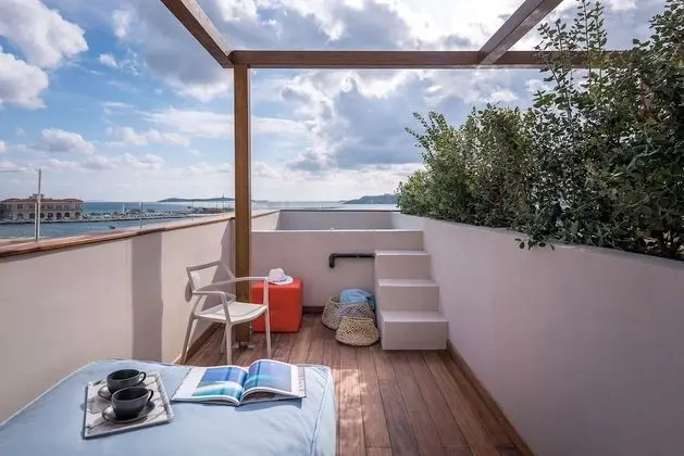 Junior Tek Büyük Yataklı Oda, Havuz Kullanımı, Deniz Manzaralı (Private Terrace)