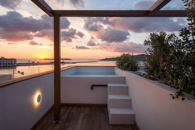 Junior Tek Büyük Yataklı Oda, Havuz Kullanımı, Deniz Manzaralı (Private Terrace)