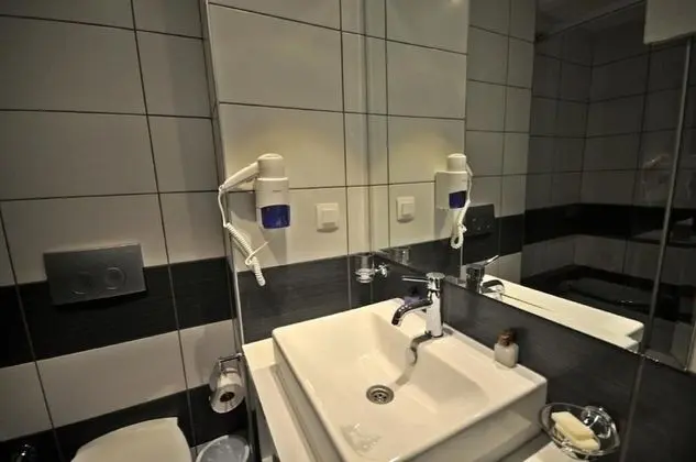 Üç Kişilik Oda