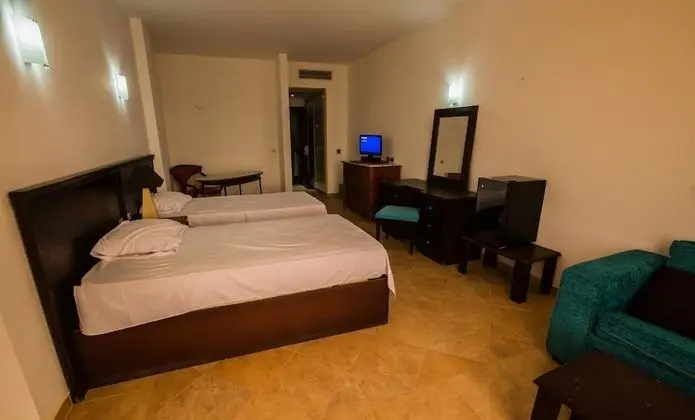 Comfort Tek Büyük veya İki Ayrı Yataklı Oda, Havuz Manzaralı