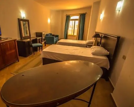 Comfort Tek Büyük veya İki Ayrı Yataklı Oda, Havuz Manzaralı