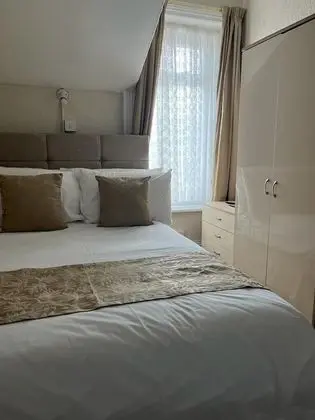 Tek Büyük Yataklı Oda
