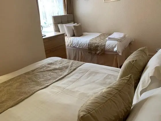 Üç Kişilik Oda, Ortak Banyo