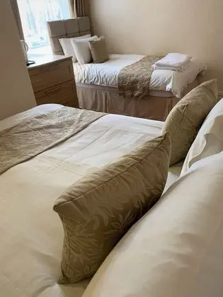 Üç Kişilik Oda, Ortak Banyo