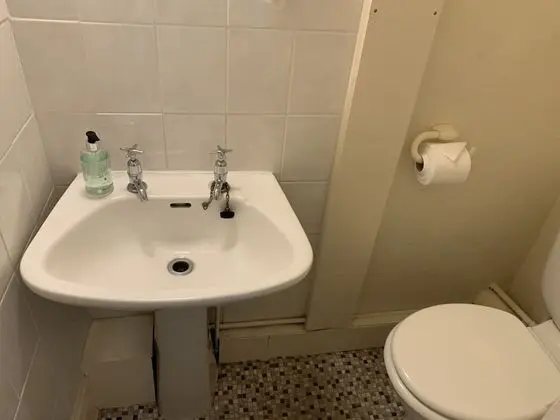 Üç Kişilik Oda, Ortak Banyo
