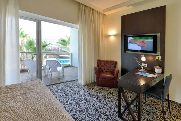 Superior Oda, Balkon, Havuz Manzaralı