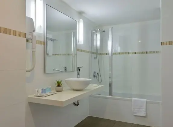 Superior Oda, Balkon, Havuz Manzaralı