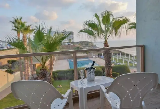 Superior Oda, Balkon, Havuz Manzaralı