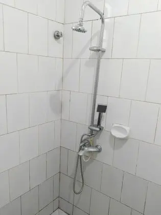Economy Üç Kişilik Oda, Ortak Banyo