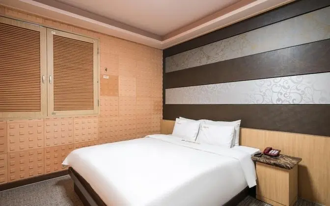 Oda (Standard room (65 inch TV installatio)