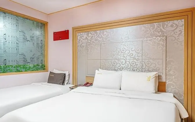 Oda (Twin (65 inch TV installation Netflix)