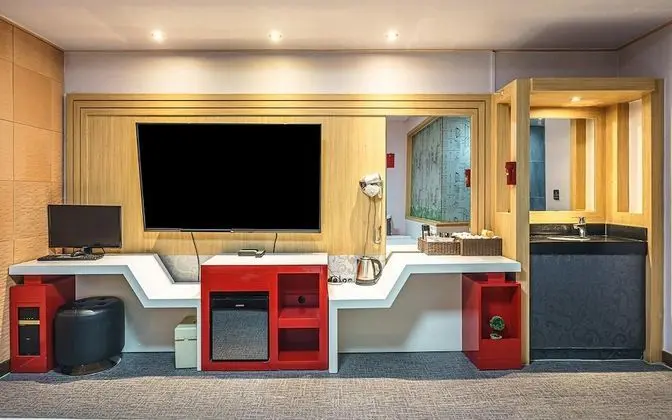 Oda (Twin (65 inch TV installation Netflix)