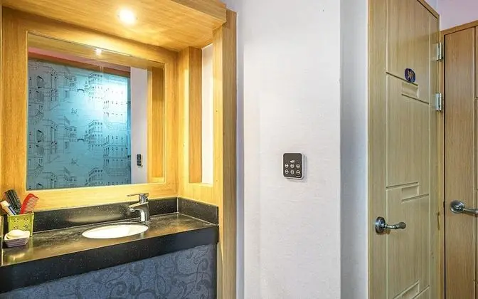 Oda (Twin (65 inch TV installation Netflix)