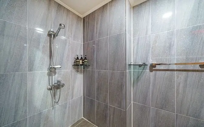 Oda (Twin (65 inch TV installation Netflix)