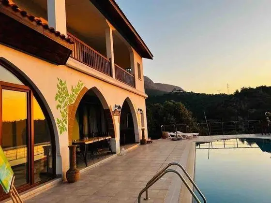 Villa, 4 Yatak Odası, Şömine