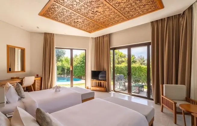 Luxury Villa, Havuz Kenarı