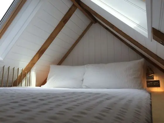 Kır Evi, 1 Yatak Odası (Low ceiling above bed)