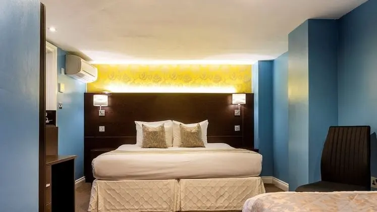 Üç Kişilik Oda (3 single beds)