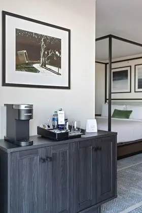 Deluxe Oda, 1 En Büyük (King) Boy Yatak, Kısmi Göl Manzaralı (Mobility Accessible, Transfer Shower)