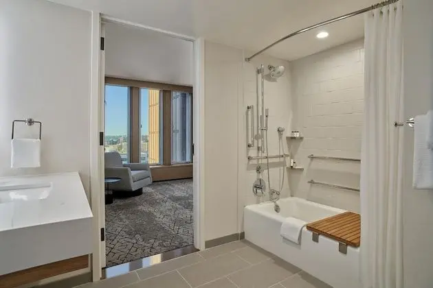 Oda, 1 En Büyük (King) Boy Yatak (Mobility/Hearing Accessible, Tub)