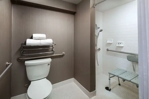 Oda, 1 En Büyük (King) Boy Yatak ve Çekyat (Mobility/Hearing Access, Roll-In Shwr)