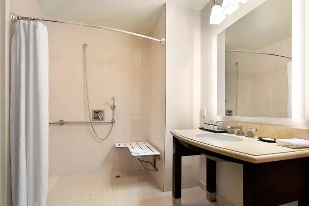 Oda, 1 En Büyük (King) Boy Yatak (Mobility/Hearing Accessible, Tub)