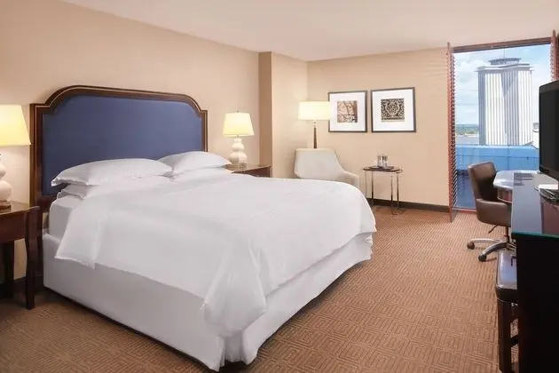 Deluxe Oda, 1 En Büyük (King) Boy Yatak, Şehir Manzaralı (Mobility Accessible, Transfer Shower)