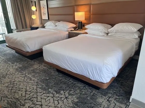 Oda, 2 Büyük (Queen) Boy Yatak, Balkon, Kısmi Deniz Manzarası