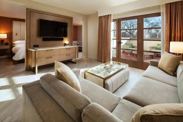 Executive Süit, 1 Yatak Odası, Köşe (Balcony, Pool View)