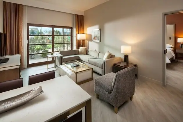 Executive Süit, 1 Yatak Odası, Köşe (Balcony, Pool View)