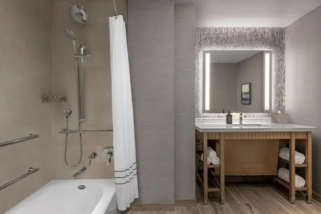 Oda, 1 En Büyük (King) Boy Yatak (Mobility Accessible, Tub)
