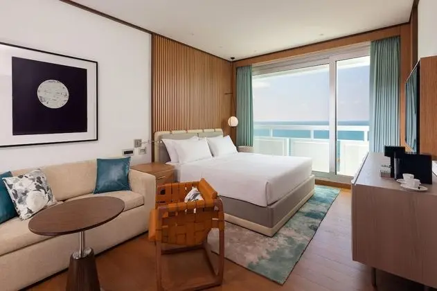 Deluxe Seafront, Guest Room, 1 Queen, Balcony
