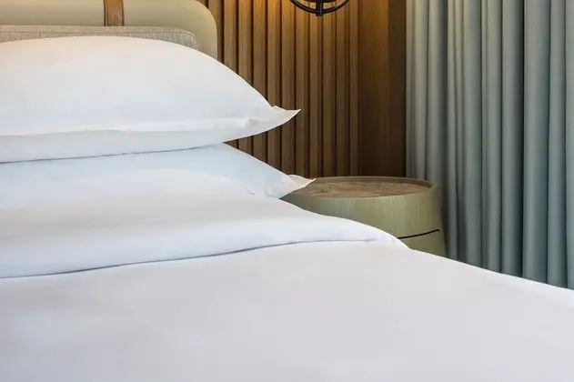 Deluxe Seafront, Guest Room, 1 Queen, Balcony