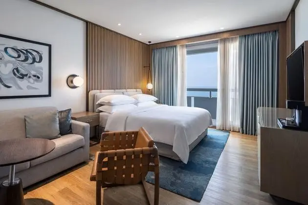 Deluxe Seafront, Guest Room, 1 Queen, Balcony