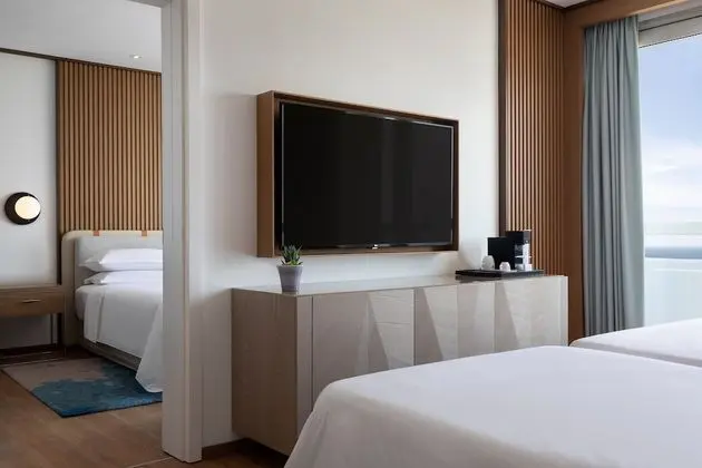 Deluxe Seaview, Guest Room, 1 Queen, Balcony