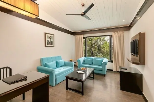 Suite with complimentary shuttle to Mall Road till 7 pm