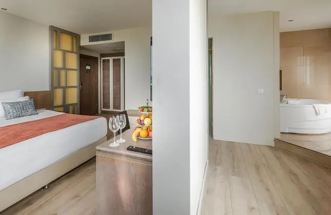 https://images.etstur.com/files/images/hotelImages/TR/209265/l/Sherwood-Dreams-Resort-Oda-365161.jpg
