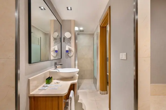 https://images.etstur.com/imgproxy/resize/2560x1440/files/images/hotelImages/etsrooms/231/Sherwood_Exclusive_Kemer_20241014092005_0.jpg