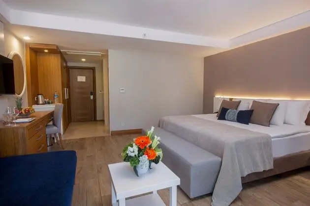 https://images.etstur.com/imgproxy/resize/2560x1440/files/images/hotelImages/etsrooms/231/Sherwood_Exclusive_Kemer_20241014092811_1.jpg
