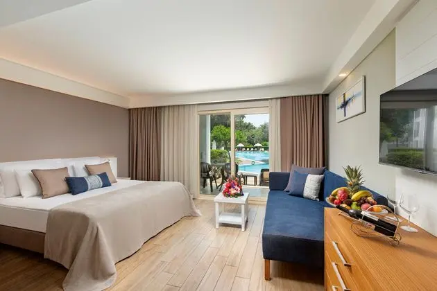 https://images.etstur.com/imgproxy/resize/2560x1440/files/images/hotelImages/etsrooms/231/Sherwood_Exclusive_Kemer_20241014092811_2.jpg