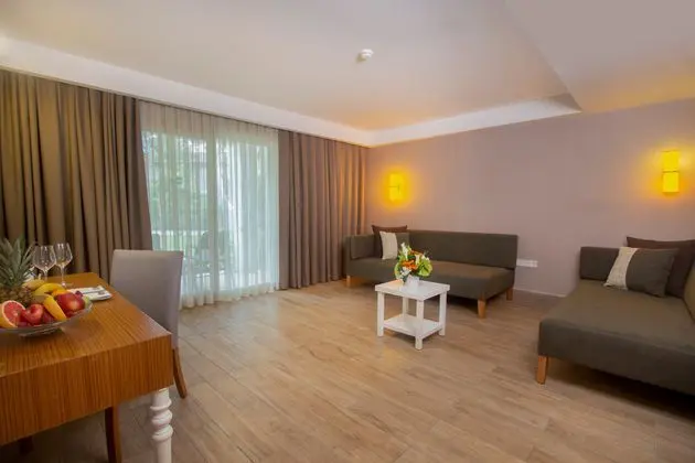 https://images.etstur.com/imgproxy/resize/2560x1440/files/images/hotelImages/etsrooms/231/Sherwood_Exclusive_Kemer_20241014093425_1.jpg