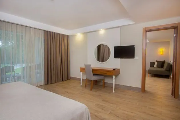 https://images.etstur.com/imgproxy/resize/2560x1440/files/images/hotelImages/etsrooms/231/Sherwood_Exclusive_Kemer_20241014093425_2.jpg