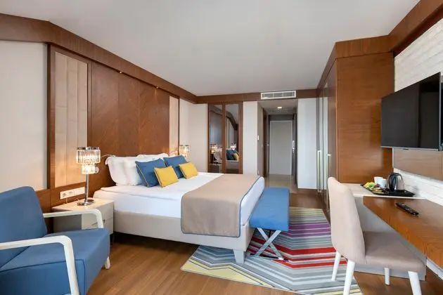 https://images.etstur.com/imgproxy/resize/2560x1440/files/images/hotelImages/etsrooms/231/Sherwood_Exclusive_Kemer_20241014094208_1.jpg
