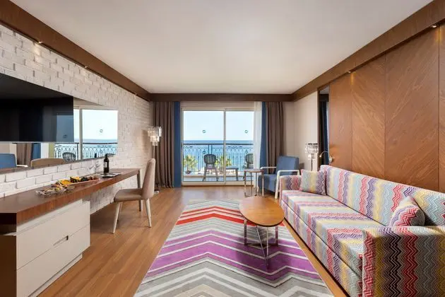 https://images.etstur.com/imgproxy/resize/2560x1440/files/images/hotelImages/etsrooms/231/Sherwood_Exclusive_Kemer_20241014094208_2.jpg