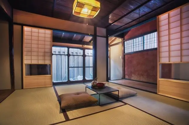Traditional Ev (BISHO)