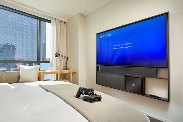 Comfort Tek Büyük Yataklı Oda (65-inch Smart TV, Motion Bed)