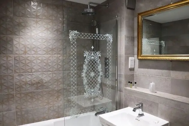 Tek Büyük veya İki Ayrı Yataklı Oda, Nehir Manzaralı