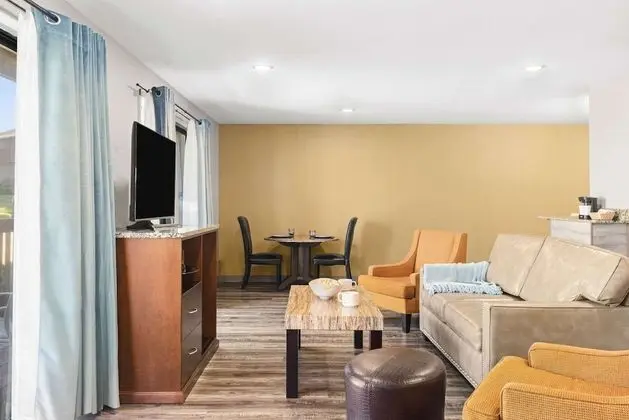 Süit, 1 En Büyük (King) Boy Yatak, Sigara İçilmez, Havuz Manzaralı (Efficiency, Balcony)